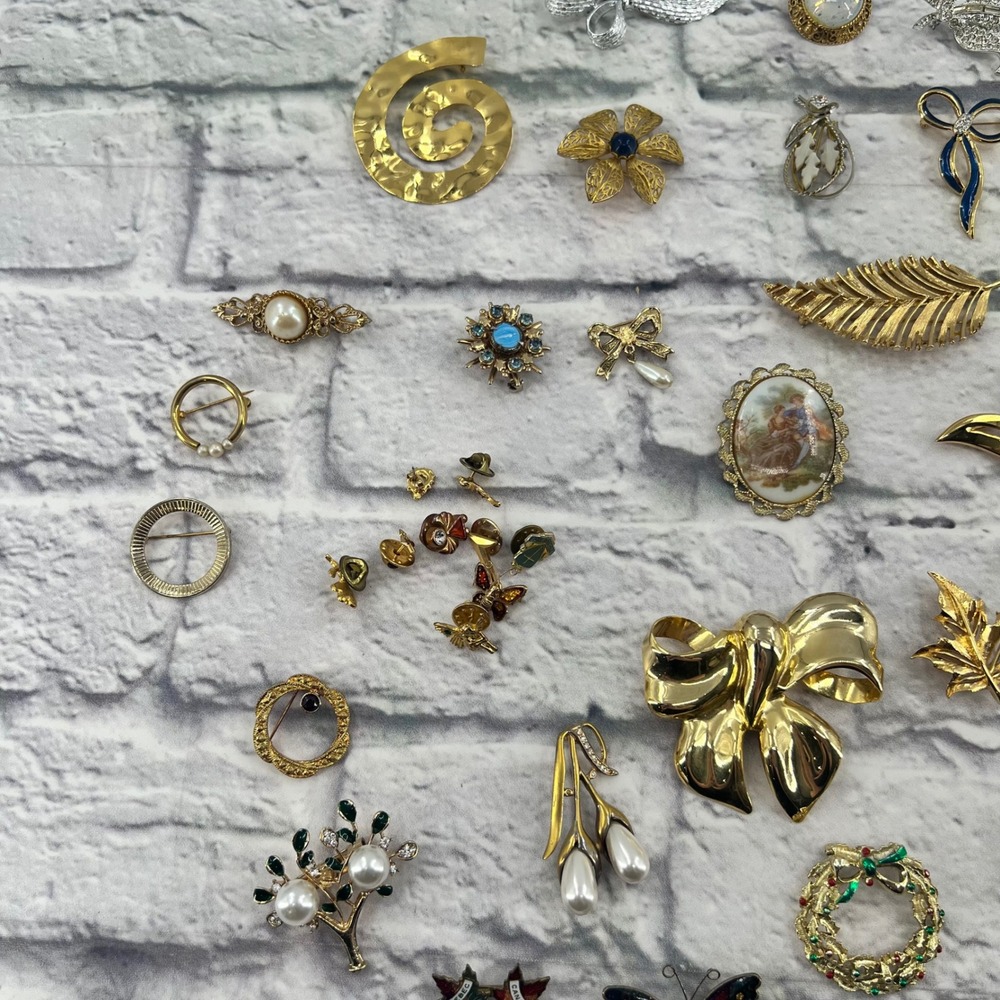 30 Assorted Vintage Pins Brooches Lot Gold Tone Rhinestone Pearl Enamel Floral - Picture 8 of 9